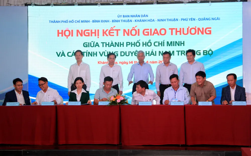 Các nhà phân phối ở TP.HCM ký kết hợp tác với doanh nghiệp vùng Duyên hải Nam Trung bộ. Ảnh: P.X Các nhà phân phối ở TP.HCM ký kết hợp tác với doanh nghiệp vùng Duyên hải Nam Trung bộ. Ảnh: P.X