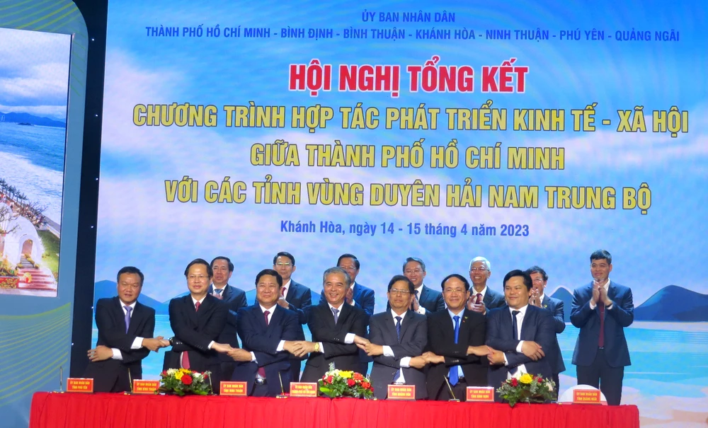TP.HCM và sáu tỉnh vùng Duyên hải Nam Trung bộ ký kết hợp tác. Ảnh: H.H