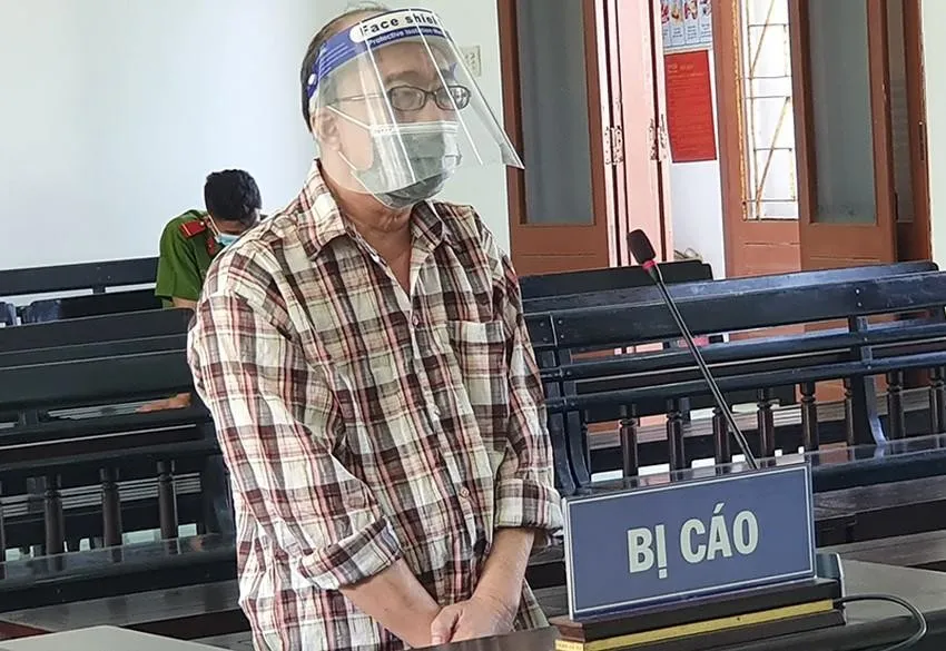 Phùng Thế Dũng, cựu phó Văn phòng đại diện báo Văn Nghệ, tại phiên tòa hồi tháng 11-2021. Ảnh: TẤN LỘC Phùng Thế Dũng, cựu phó Văn phòng đại diện báo Văn Nghệ, tại phiên tòa hồi tháng 11-2021