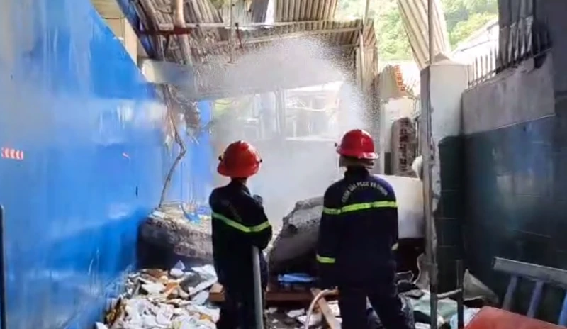 Cảnh sát PCCC và CNCH có mặt tại hiện trường vụ nổ. Ảnh: H.T