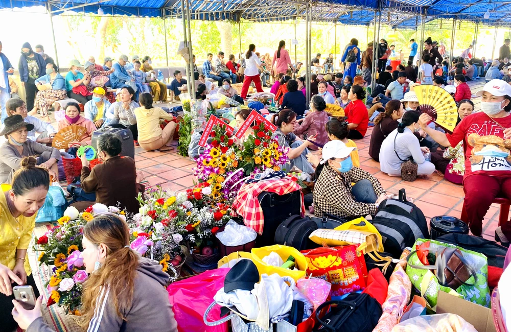 Dự kiến khoảng 10.000 người về dâng hương tại lễ hội. Ảnh: CHU VÂN