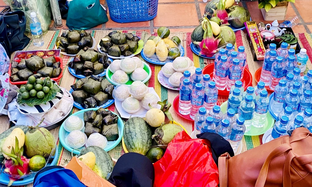 Lễ vật người dân chuẩn bị dâng lên Thánh Mẫu. Ảnh: CHU VÂN