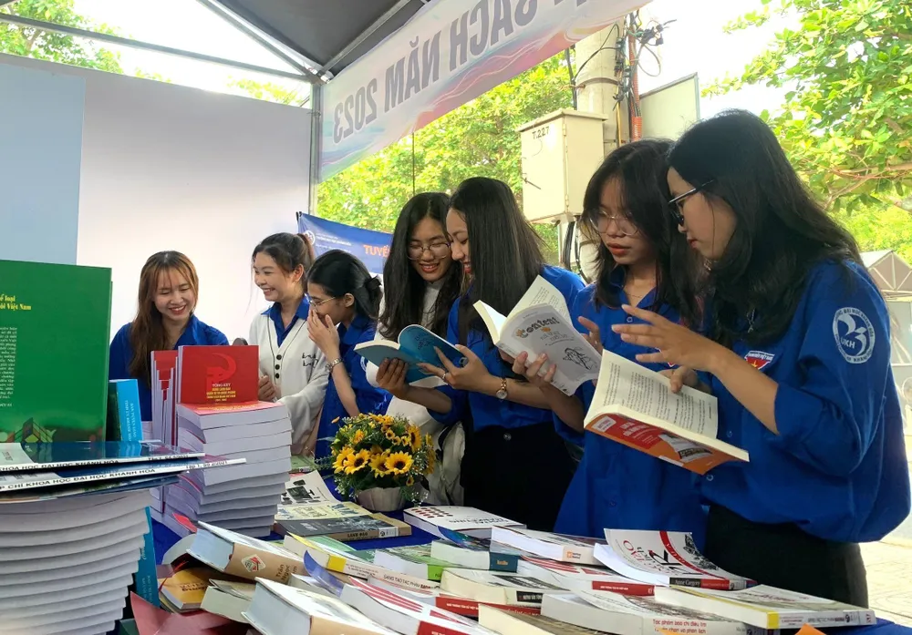 Gần 8.000 cuốn sách được trung bày tại Hội sách tỉnh Khánh Hòa 2023. Ảnh: C.T Gần 8.000 cuốn sách được trung bày tại Hội sách tỉnh Khánh Hòa 2023. Ảnh: C.T