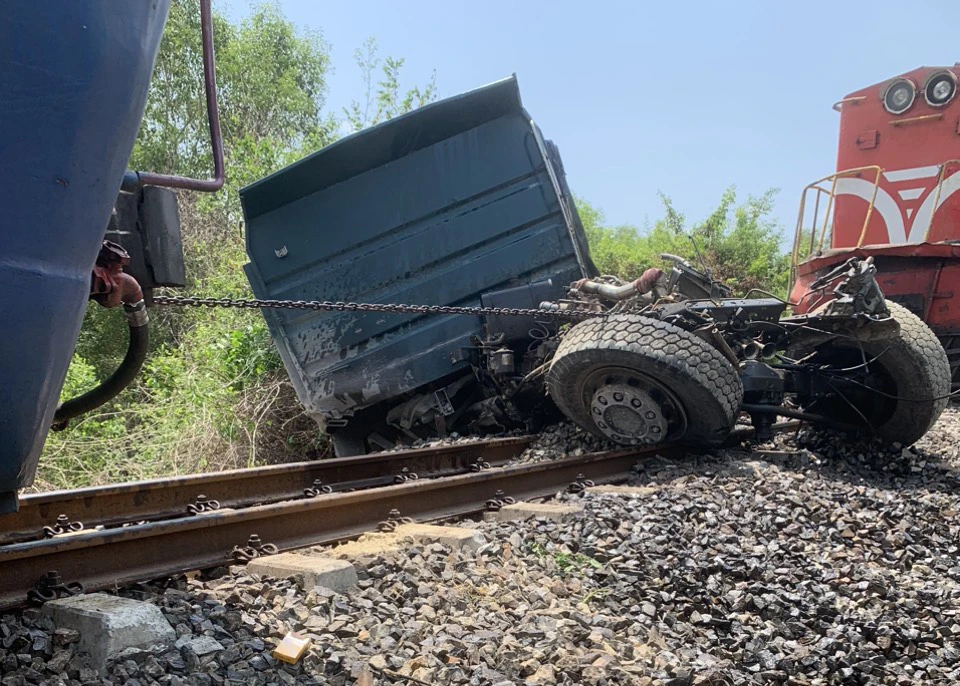 Vụ tai nạn làm đường sắt gián đoạn hơn hai giờ. Ảnh: H.H Vụ tai nạn làm đường sắt gián đoạn hơn hai giờ. Ảnh: H.H