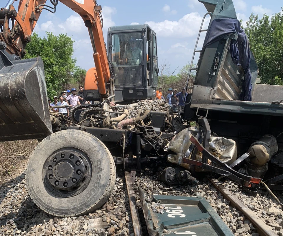 Chiếc xe tải không còn nguyên vẹn sau cú tông. Ảnh: H.H Chiếc xe tải không còn nguyên vẹn sau cú tông. Ảnh: H.H