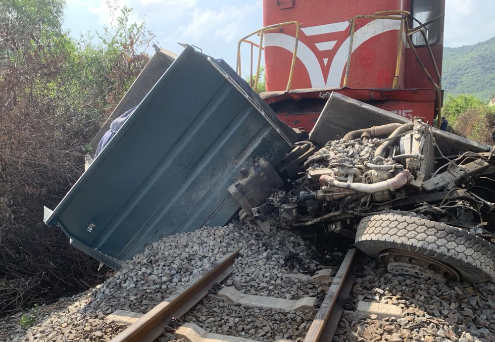 Thân xe tải bị tàu đẩy xa gần 200 m, biến dạng hoàn toàn. Ảnh: H.H Thân xe tải bị tàu đẩy xa gần 200 m, biến dạng hoàn toàn. Ảnh: H.H