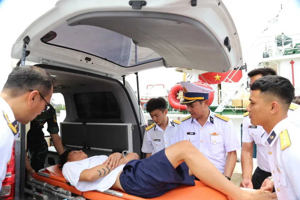 Đưa ngư dân bị giảm áp vào bờ điều trị. Ảnh: NGUYỄN NAM