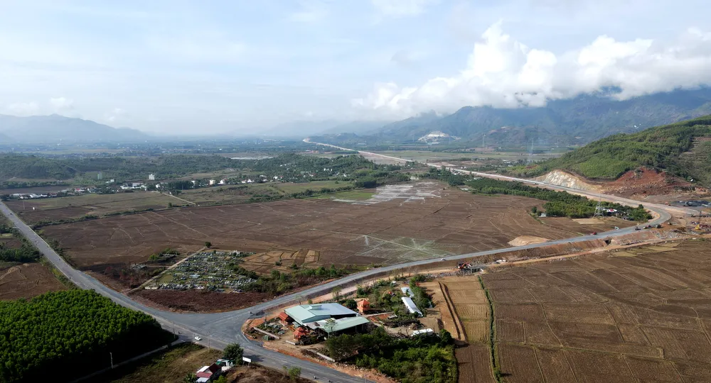 Cao tốc Nha Trang - Cam Lâm có điểm đầu giao với quốc lộ 27C tại xã Diên Thọ, huyện Diên Khánh, tỉnh Khánh Hòa. Đây là nút giao đầu tiên của cao tốc với quốc lộ 1. Các phương tiện từ phía Bắc sẽ rẽ phải vào quốc lộ 27C để vào cao tốc.