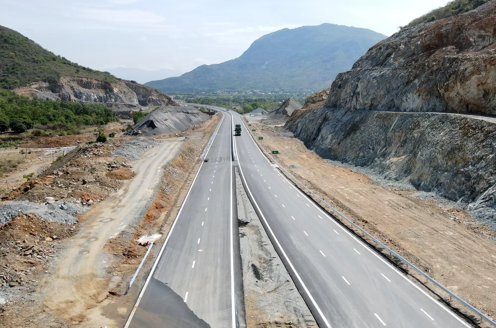 Nhiều máy móc được nhập về từ châu Âu và Mỹ phục vụ thi công như máy trộn bêtông nhựa chuyên dụng của Đức giúp tăng tốc độ thảm, có thể thi công làn 8 m so với công nghệ cũ chỉ 4 m. Dải phân cách của dự án cũng được thi công bằng máy chuyên dụng, đổ liền khối không nứt nẻ.