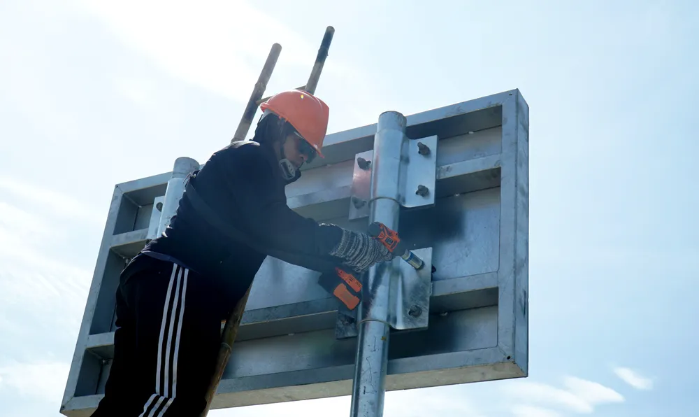 Cao tốc Nha Trang - Cam Lâm được trang bị hệ thống giao thông minh gồm camera giám sát, hệ thống phát hiện xe, hệ thống biển báo thông tin thay đổi... Cao tốc này cũng được trang bị hệ thống thông tin liên lạc truyền thông vô tuyến, điện thoại nội bộ, hệ thống điện thoại SOS.