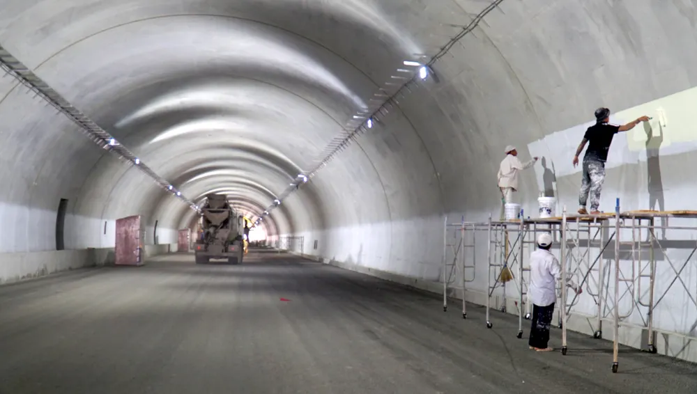 Hầm Dốc Sạn đang được hoàn thiện bê tông vỏ hầm và thảm nhựa những đoạn cuối cùng. Đồng thời lắp đặt hệ thống điện.