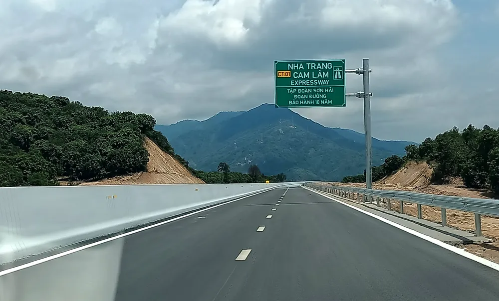 Cao tốc đoạn Nha Trang - Cam Lâm là dự án thành phần thuộc dự án xây dựng một số đoạn đường bộ cao tốc trên tuyến Bắc - Nam phía Đông giai đoạn 2017 - 2020 dài hơn 49 km, khởi công hồi tháng 9-2021. Dự án được đầu tư theo hình thức đối tác công tư (PPP), loại hợp đồng xây dựng - kinh doanh - chuyển giao (BOT) với tổng mức đầu tư hơn 7.600 tỉ đồng do Công ty TNHH Tập đoàn Sơn Hải làm nhà đầu tư.