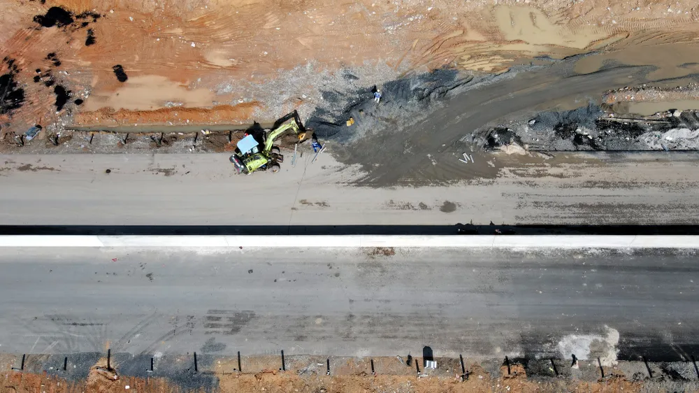 Giám đốc điều hành dự án cho biết nhà đầu tư đã tập trung thi công những hạng mục cơ bản để chuẩn bị cho kế hoạch thông xe tuyến chính vào ngày 19-5 tới đây. Bên cạnh đó, doanh nghiệp cũng tập trung thi công các hạng mục phụ trợ của dự án như nhà điều hành, trạm thu phí, đường gom dân sinh...