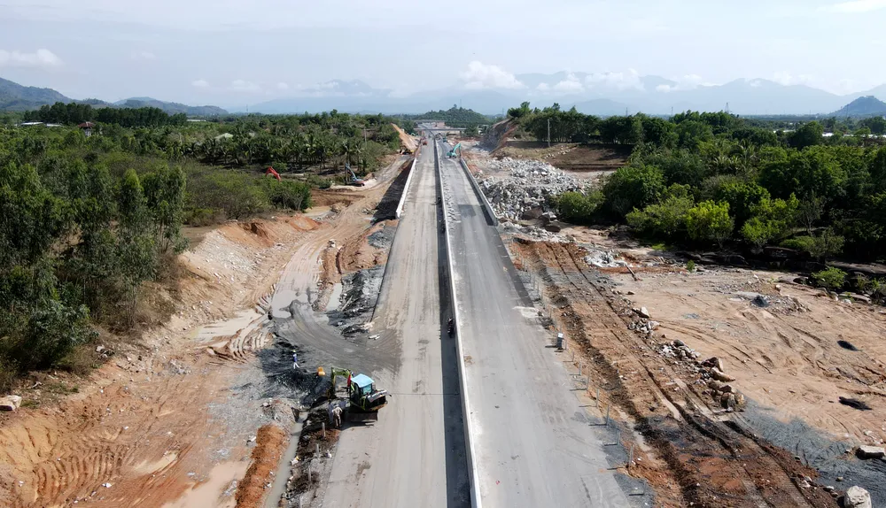 Đến thời điểm hiện tại, sản lượng thực hiện tuyến chính cao tốc đạt hơn 98%. Một số hạng mục như 700 m đường dẫn tại nút giao phía Bắc, hàng rào, sơn kẻ đường đang được gấp rút hoàn thành. Đồng thời, thảm nhựa những mét đường cuối cùng tại những bàn giao mặt bằng chậm do di dời đường điện cao thế.