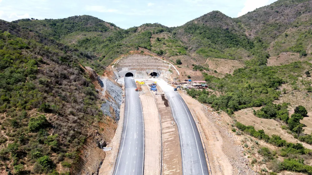 Hầm Dốc Sạn là một trong những hạng mục quan trọng của dự án. Hầm có hai ống dài 710 m và 775 m xuyên qua núi Dốc Sạn thuộc xã Cam Thịnh Đông, TP Cam Ranh với quy mô sáu làn xe.