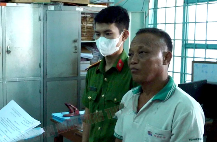 Công an tống đạt lệnh bắt tạm giam Quân