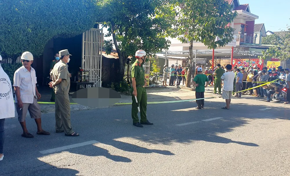 Nạn nhân bị chém chết ngay trước nhà. Ảnh: H.H