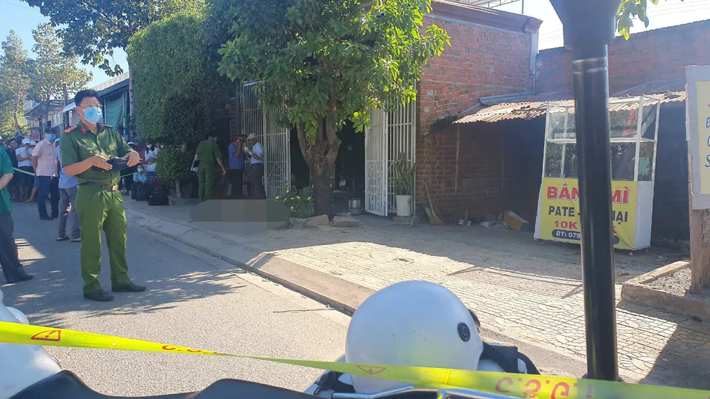 Nạn nhân bị chém chết ngay trước cửa nhà. Ảnh: H.H