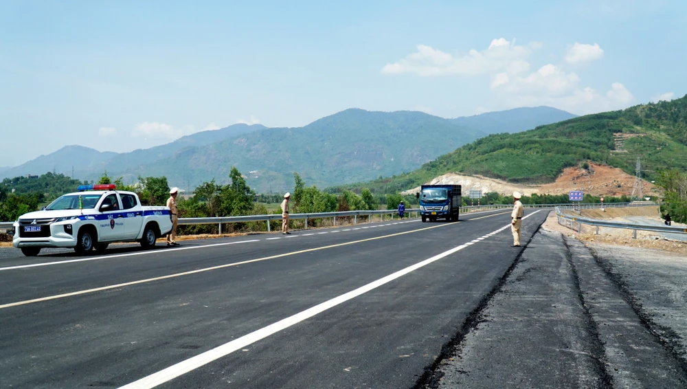 CSGT Công an huyện Diên Khánh có mặt hướng dẫn giao thông.