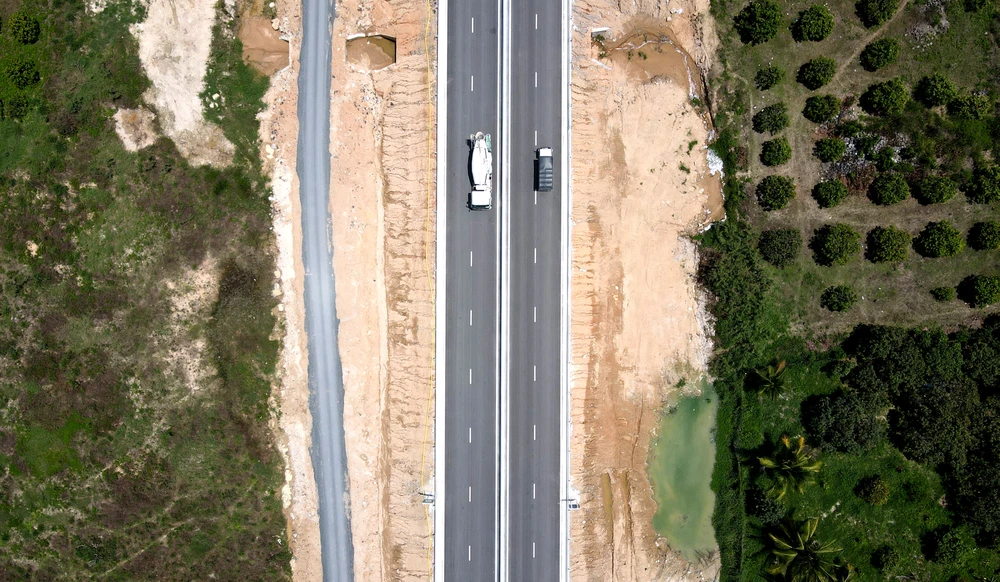 Cận cảnh cao tốc Nha Trang - Cam Lâm ngày đầu thông xe ảnh 6