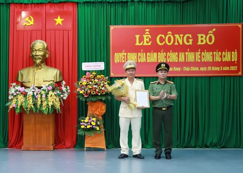 Giám đốc Công an tỉnh Ninh Thuận trao quyết định điều động Thượng tá Dũng. Ảnh: C.A