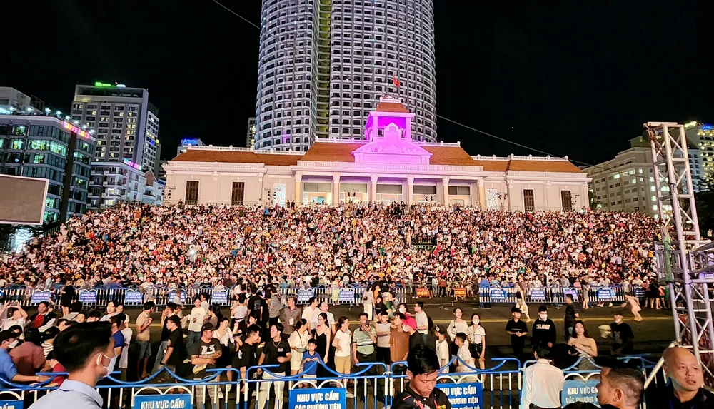 Ban tổ chức đã bố trí ba khán đài có sức chứa hàng ngàn người để người dân và du khách tham dự khai mạc. Ảnh: BTC