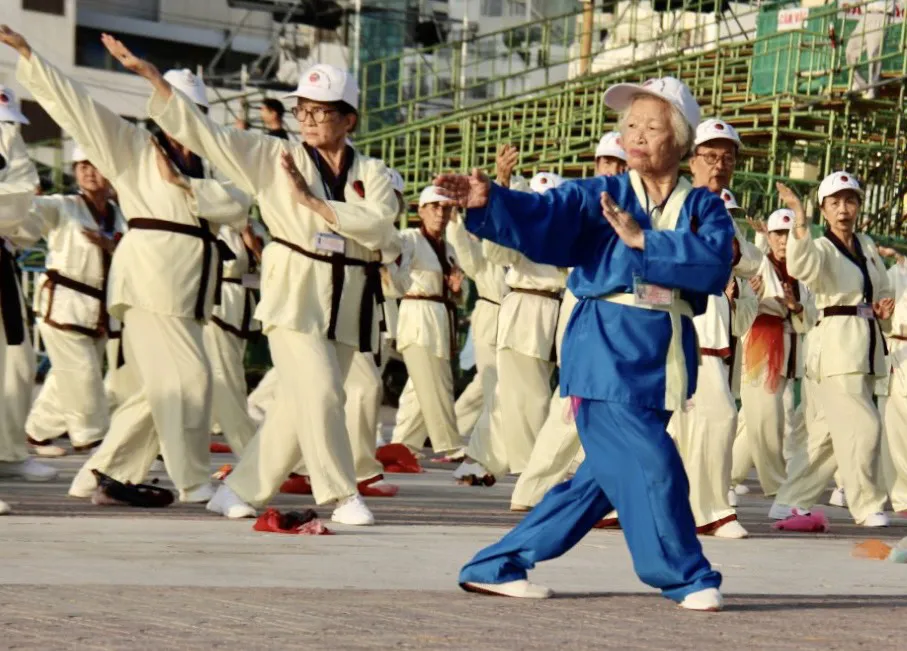 Bà Nguyễn Thị Chững (83 tuổi, trang phục xanh), huấn luyện viên của câu lạc bộ Unesco dưỡng sinh Khánh Hòa, đang thực hiện động tác múa quyền cực kì khéo léo và nhịp nhàng.