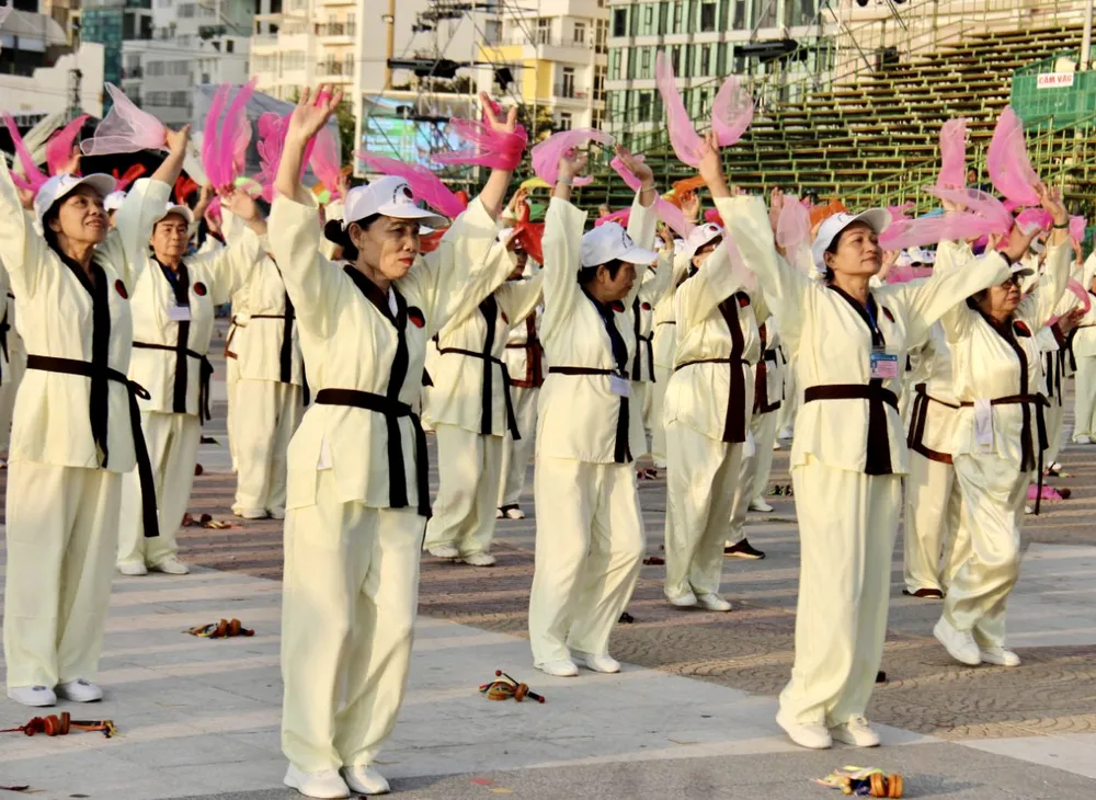 Bài biểu diễn múa lụa đôi được thực hiện mềm mại. Các cụ đều đã lớn tuổi nhưng thân thể vẫn rất dẻo dai, linh hoạt trong các bài diễn.