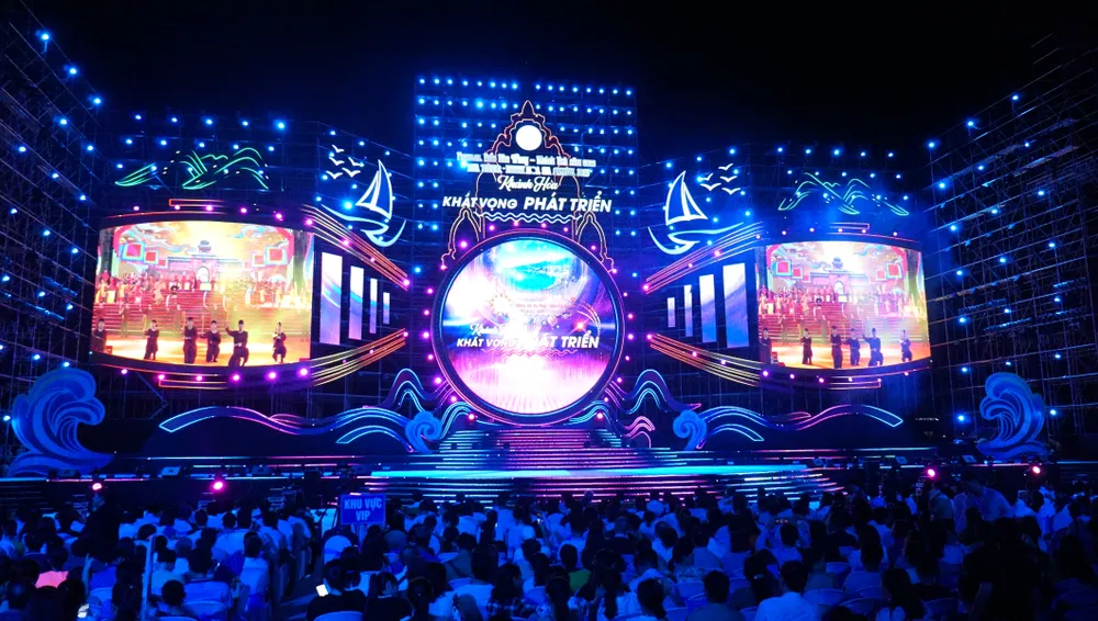 Lễ khai mạc Festival Biển Nha Trang - Khánh Hòa chính thức khai mạc. Ảnh: H.H