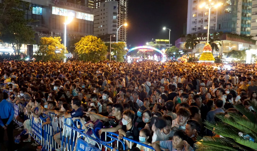 Từ sớm, hàng chục ngàn người dân đã đổ về Quảng trường 2-4 để chiêm ngưỡng các màn trình diễn của lễ khai mạc.