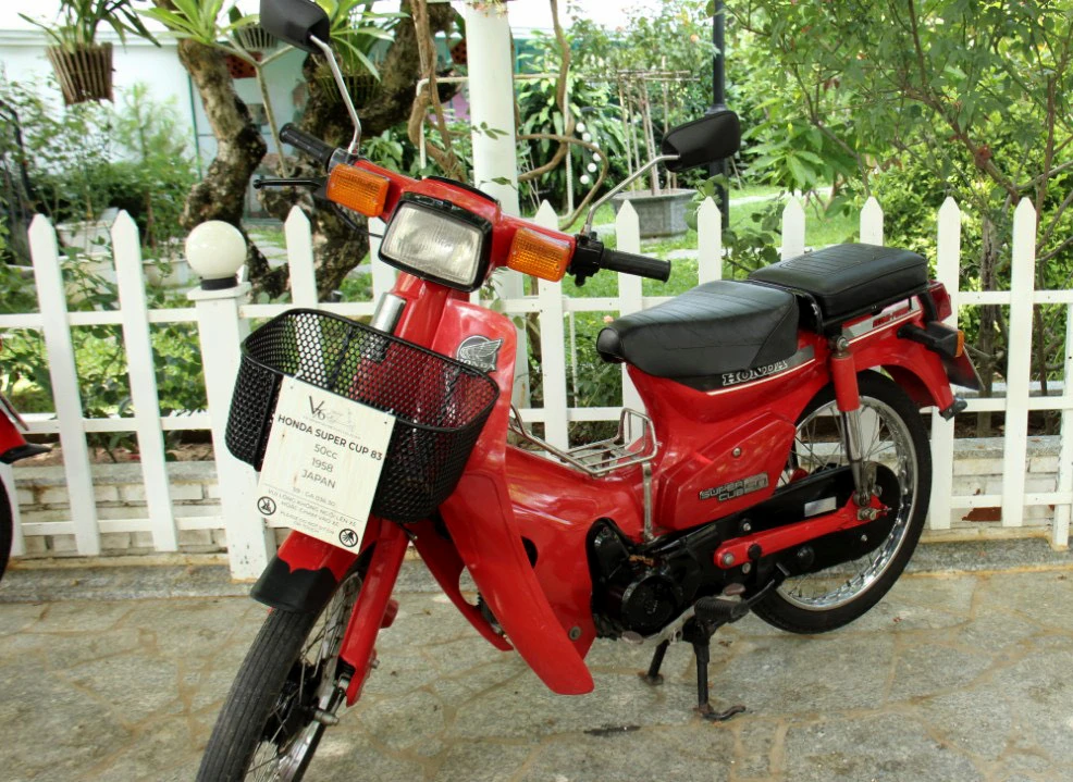 Chiếc xe Honda Super Cup 83 được sản xuất vào năm 1958 tại Nhật Bản, với động cơ 50cc cực kì êm ái và bền bỉ và vẫn còn mới tinh.