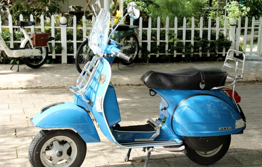 Chiếc Vespa PX125 màu xanh là một trong những dòng xe tay ga lâu đời của Piaggio.