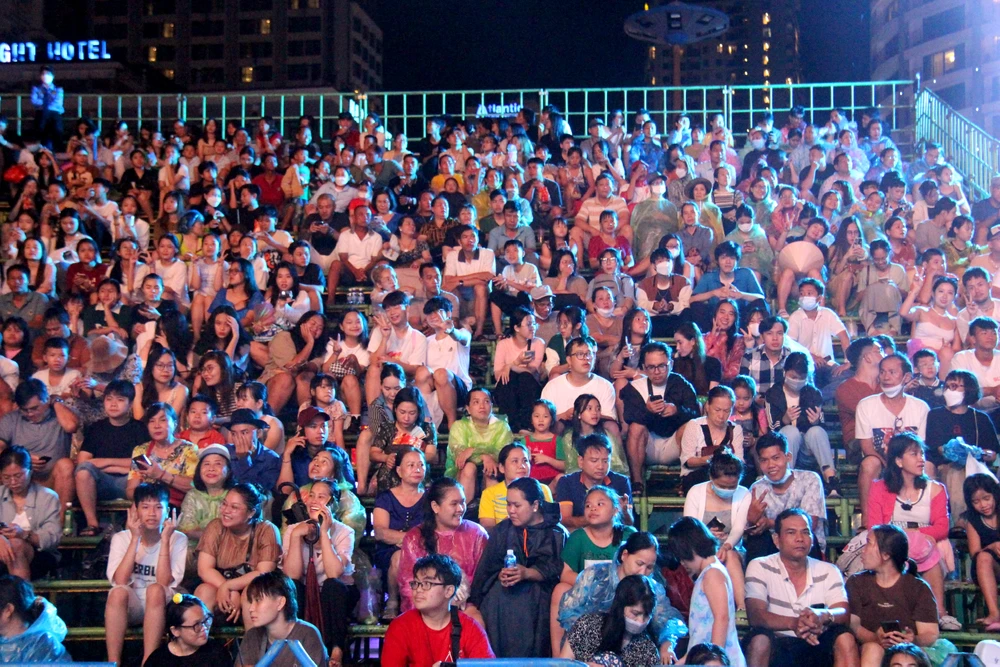 Khán giả ngồi xem chương trình bế mạc bất chấp cơn mưa lớn kéo dài từ chiều. Ảnh: CHU VÂN