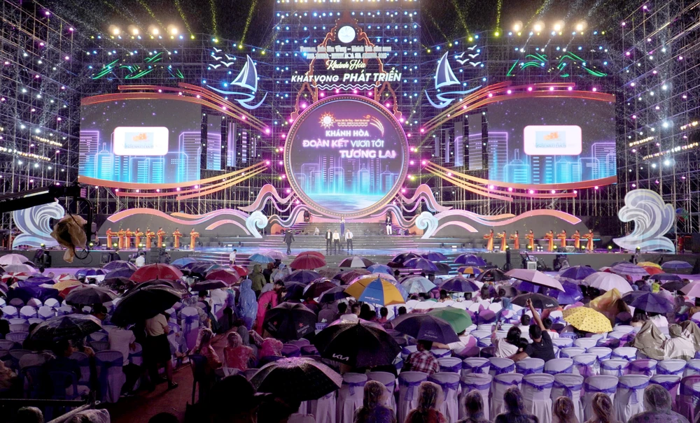 Festival Biển Nha Trang - Khánh Hòa bế mạc trong cơn mưa lớn. Ảnh: CHU VÂN