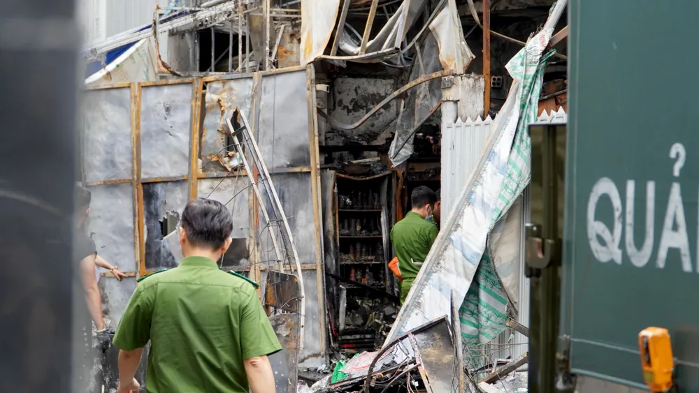 Lực lượng chức năng khám nghiệm hiện trường vụ cháy. Ảnh: T.V Lực lượng chức năng khám nghiệm hiện trường vụ cháy. Ảnh: T.V