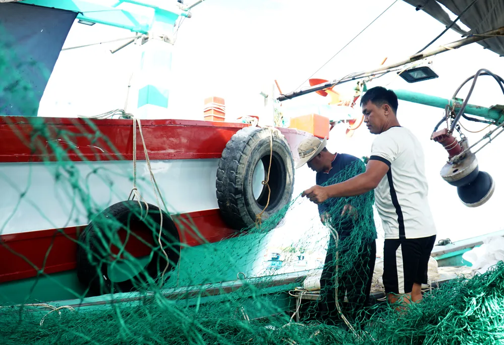Tỉnh đã có kế hoạch thực hiện nhiệm vụ phòng, chống khai thác hải sản bất hợp pháp, không báo cáo và không theo quy định (IUU) đến năm 2025 trên địa bàn tỉnh. Trong đó, xây dựng chính sách hỗ trợ ngư dân bám biển và chống khai thác IUU như hỗ trợ cước phí duy trì thiết bị giám sát hành trình tàu cá, chuyển đổi nghề. Bên cạnh đó, Ninh Thuận thực hiện đợt cao điểm chiến dịch truyền thông về quy định pháp luật về thủy sản, chống khai thác trái phép bằng nhiều hình thức, đặc biệt là chống khai thác IUU. Tập trung triển khai quyết liệt, đồng bộ hiệu quả khắc phục các tồn tại, hạn chế theo khuyến nghị của Ủy ban châu Âu về chống khai thác IUU, gỡ cảnh báo thẻ vàng. Tỉnh cũng tăng cường quản lý tàu cá, xác nhận, chứng nhận, truy xuất nguồn gốc thủy sản và tăng cường công tác thực thi pháp luật, xử lý vi phạm. Ninh Thuận đặt mục tiêu đến năm 2025 sẽ triển khai các chính sách hỗ trợ chuyển đổi nghề cho tàu cá hoạt động khai thác ven bờ và các nghề hủy diệt nguồn lợi thủy sản. Đồng thời, triển khai các dự án phục hồi hệ sinh thái biển, rạn san hô, thảm cỏ biển cho các loài hải sản sinh sống.