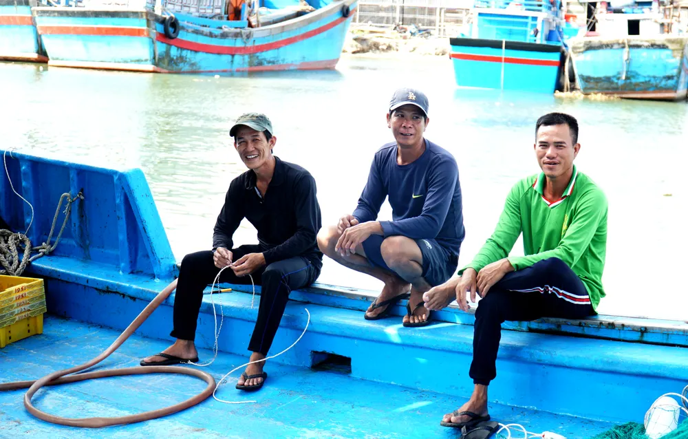 Phút thảnh thơi của ngư dân các ngư dân trước chuyến đi biển dài ngày. Các ngư dân cho hay nghề đi biển nguy hiểm và gặp nhiều rủi ro nhưng vẫn sẽ cố gắng vươn khơi, bám biển, đánh bắt đúng quy định, không xâm phạm vùng biển nước ngoài.