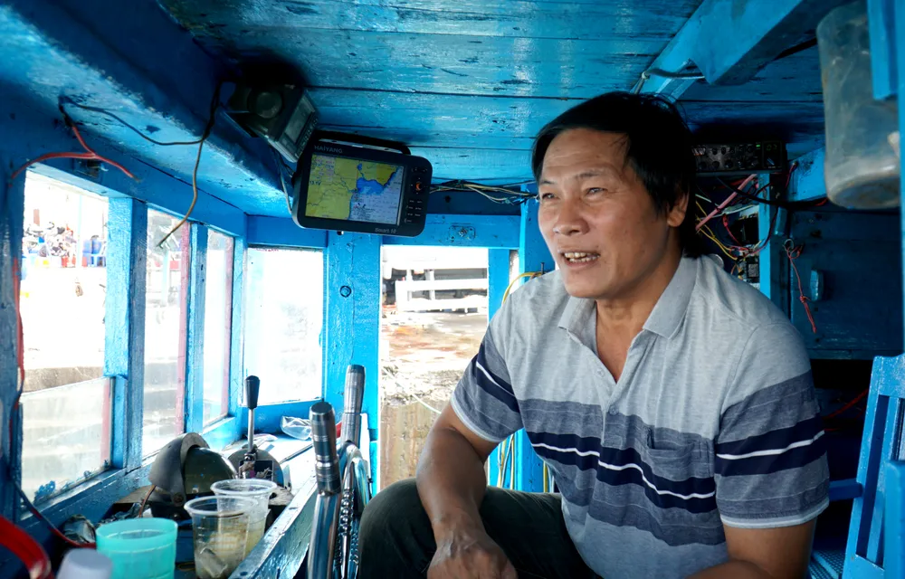 Thuyền trưởng Ngô Hùng Khánh, chủ tàu NT02081-TS, đang tất bật hướng dẫn các thuyền viên chuẩn bị cho chuyến biển đánh cá ngừ. Thuyền trưởng Khánh cho biết tàu của anh có công suất 320CV đã được trang bị đầy đủ thiết bị giám sát hành trình. Anh cũng đã hoàn tất các thủ tục trước khi ra khơi và cam kết không đánh hải sản trái phép, vi phạm vùng biển nước ngoài.