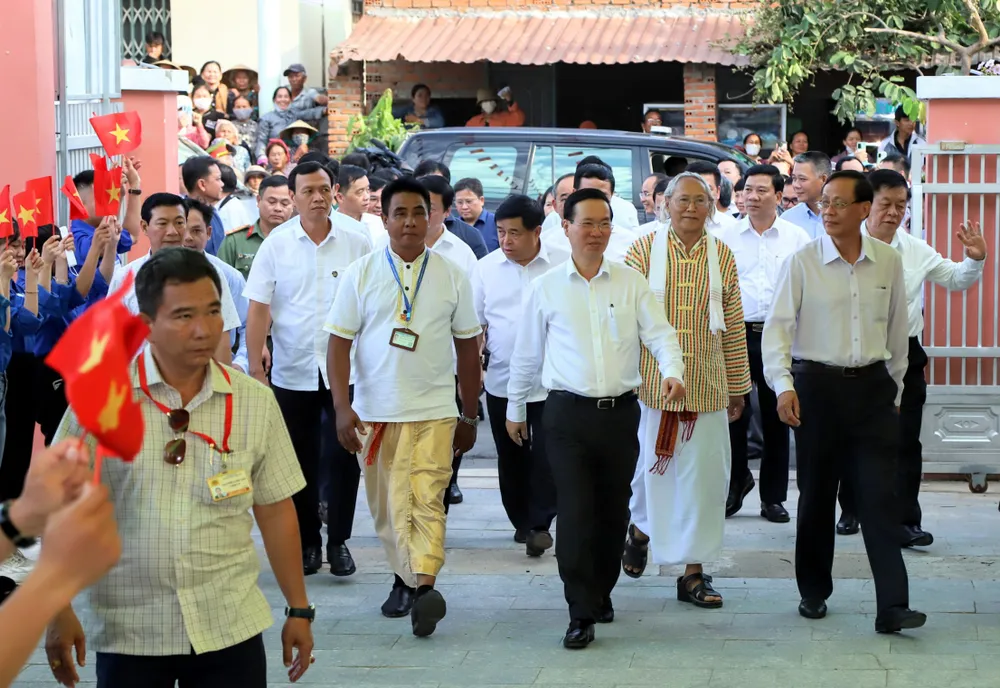 Chủ tịch nước Võ Văn Thưởng cùng lãnh đạo các bộ, ngành thăm làng gốm Bàu Trúc. Ảnh: NÚI XANH