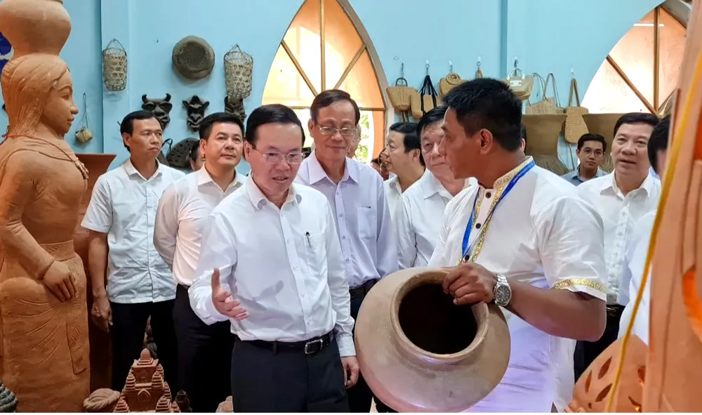 Chủ tịch nước Võ Văn Thưởng trao đổi với giám đốc Hợp tác xã Gốm Chăm Bàu Trúc. Ảnh; Đ.K