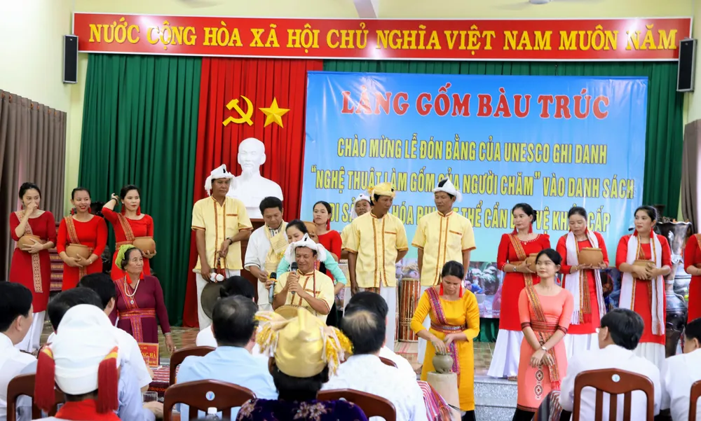 Các thợ làng gốm Chăm trình diễn làm gốm. Ảnh: NÚI XANH