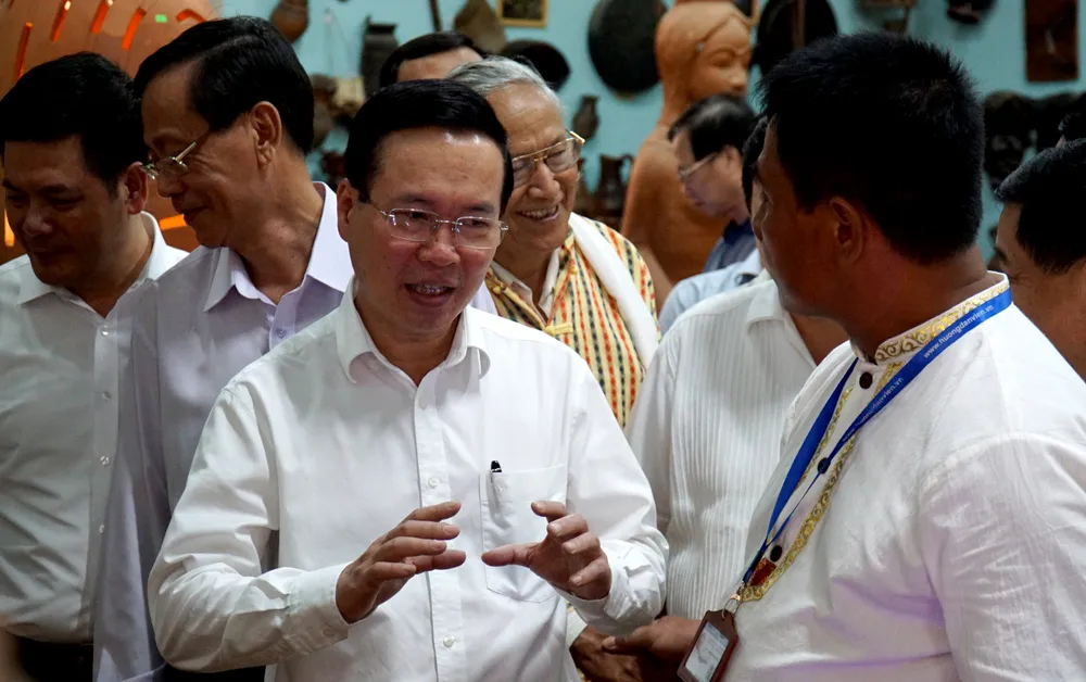 Chủ tịch nước Võ Văn Thưởng trao đổi với ông Phú Hữu Minh Thuần, Giám đốc Hợp tác xã Gốm Chăm Bàu Trúc. Ảnh: H.H