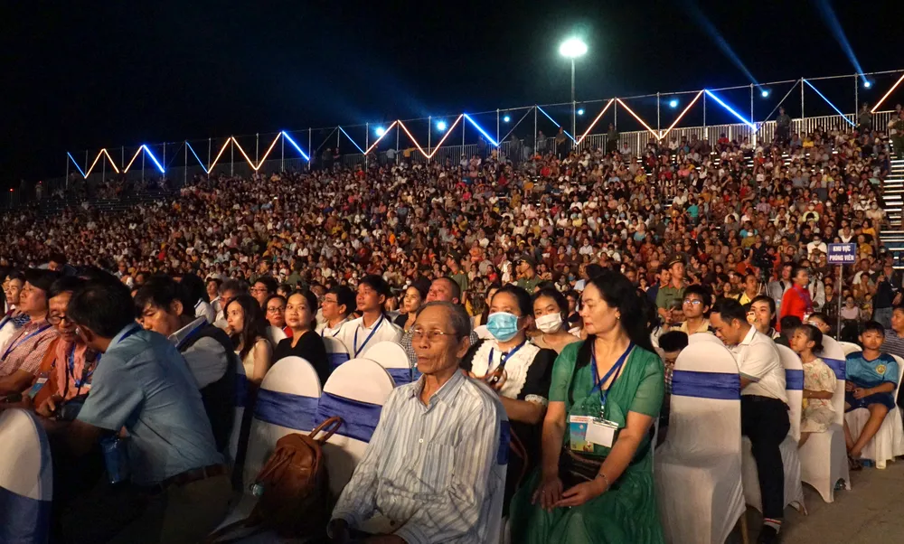 Hàng ngàn du khách và người dân đến tham dự lễ khai mạc. Ảnh; H.H Hàng ngàn du khách và người dân đến tham dự lễ khai mạc. Ảnh; H.H