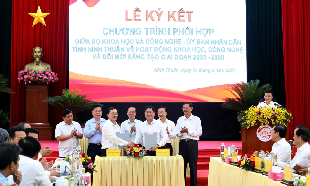 Chủ tịch nước Võ Văn Thưởng chứng kiến lễ ký kết. Ảnh: VĂN NỶ Chủ tịch nước Võ Văn Thưởng chứng kiến lễ ký kết. Ảnh: VĂN NỶ