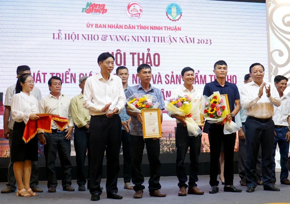 Ông Lê Huyền (ngoài cùng bên phải) trao giải cho các hộ đoạt giải cuộc thi giàn nho đẹp. Ảnh: H.H Ông Lê Huyền (ngoài cùng bên phải) trao giải cho các hộ đoạt giải cuộc thi giàn nho đẹp. Ảnh: H.H