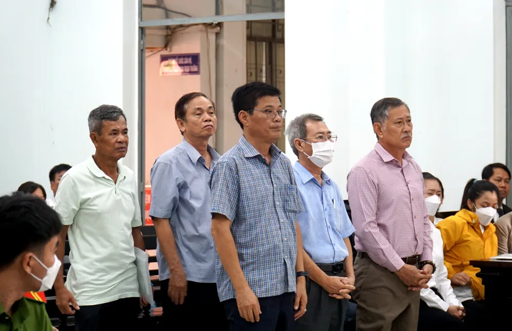 Tám bị cáo kháng án xin giảm nhẹ mức án. Ảnh: H.H