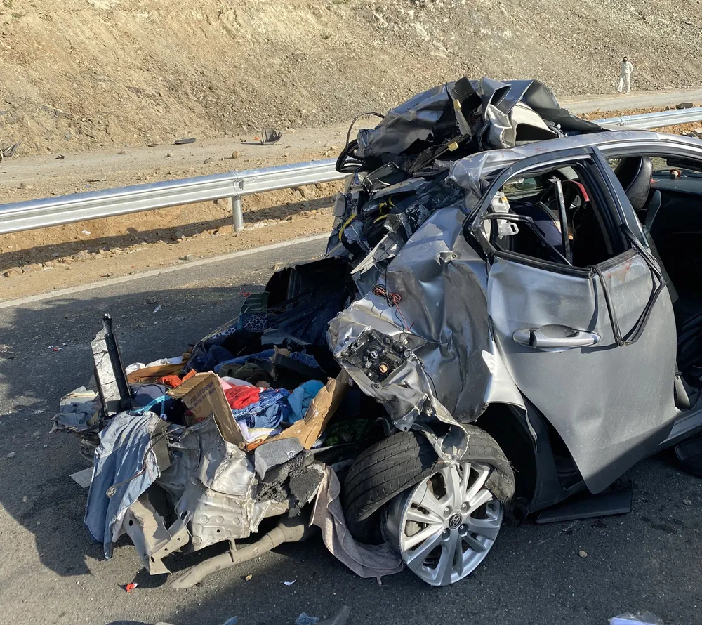 Vào thời điểm trên, xe container biển số 12C-007.61 kéo theo rơ móc 12R-008.31 do tài xế Nguyễn Văn Hạnh (40 tuổi, ngụ tỉnh Ninh Bình) điều khiển theo hướng Bắc - Nam trên cao tốc Nha Trang - Cam Lâm. Khi đến đoạn đường trên, xe container đã va chạm với ô tô 51H-638.90 (chưa rõ danh tính người điều khiển). Vào thời điểm trên, xe container biển số 12C-007.61 kéo theo rơ móc 12R-008.31 do tài xế Nguyễn Văn Hạnh (40 tuổi, ngụ tỉnh Ninh Bình) điều khiển theo hướng Bắc - Nam trên cao tốc Nha Trang - Cam Lâm. Khi đến đoạn đường trên, xe container đã va chạm với ô tô 51H-638.90 (chưa rõ danh tính người điều khiển).