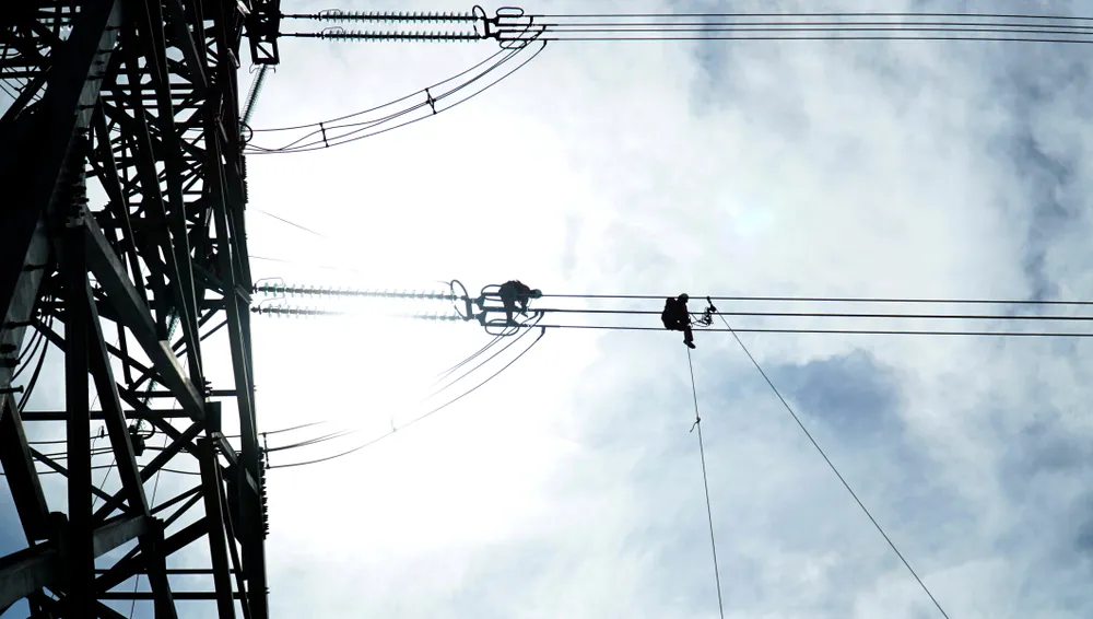 Sau đó, kỹ thuật xử lý tình huống căng lại đường dây do bị ảnh hưởng của gió bão. Ảnh: H.H