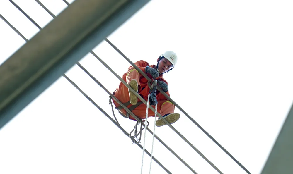 Thi công ở độ cao 50 m cách mặt đất nên công tác an toàn phải đảm bảo tuyệt đối. Ảnh: H.H