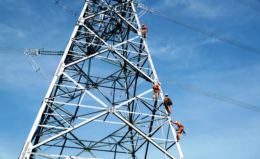 Các đội triển khai lực lượng lên cột điện 500 kV để xử lý sự cố giả định. Ảnh: H.H